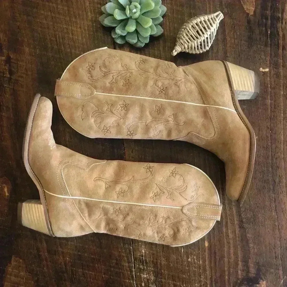 Wolverine | Vintage Embroidered Tan Leather Western Boots - Picture 4 of 11